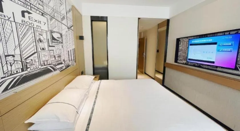 Bed in City Comfort Inn Wuzhou High-speed Railway Station Canghai Lake Park
