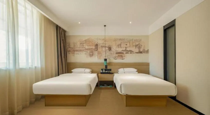 Bed in City Comfort Inn Wuzhou High-speed Railway Station Canghai Lake Park