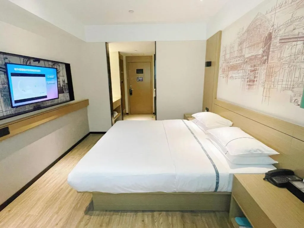 Bed in City Comfort Inn Wuzhou High-speed Railway Station Canghai Lake Park