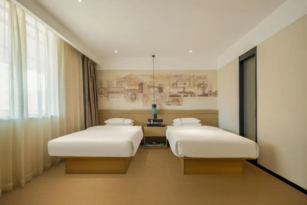 Bed in City Comfort Inn Wuzhou High-speed Railway Station Canghai Lake Park