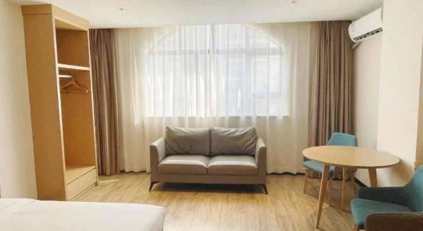 Bed in City Comfort Inn Wuzhou High-speed Railway Station Canghai Lake Park