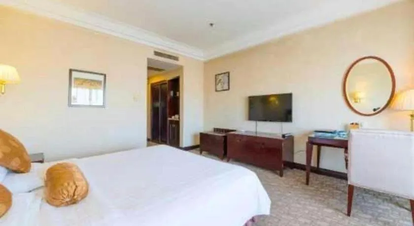 Bed in Jinjiang Hotel Qianan