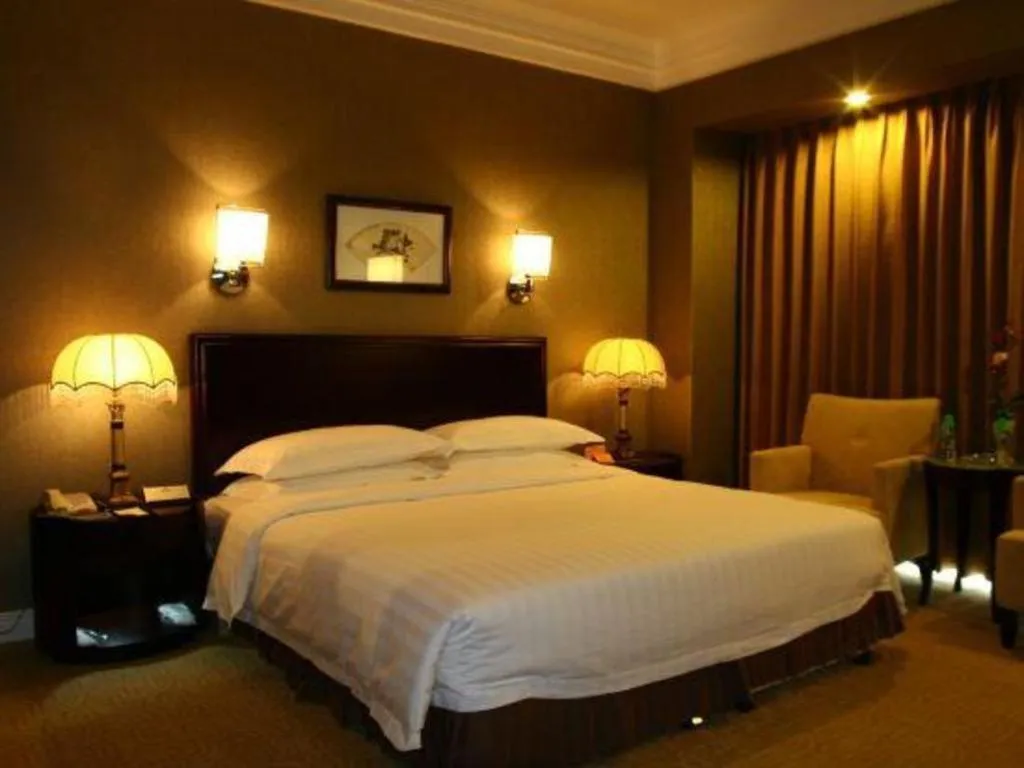 Bed in Jinjiang Hotel Qianan