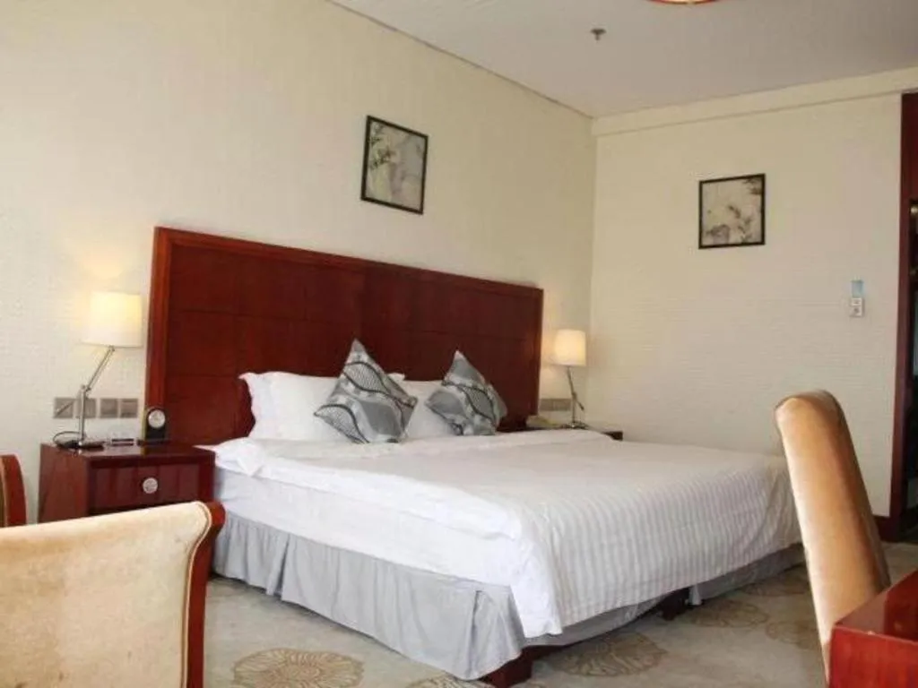 Bed in Jinjiang Hotel Qianan