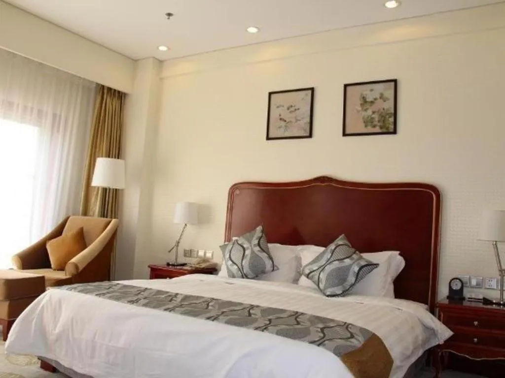 Bed in Jinjiang Hotel Qianan