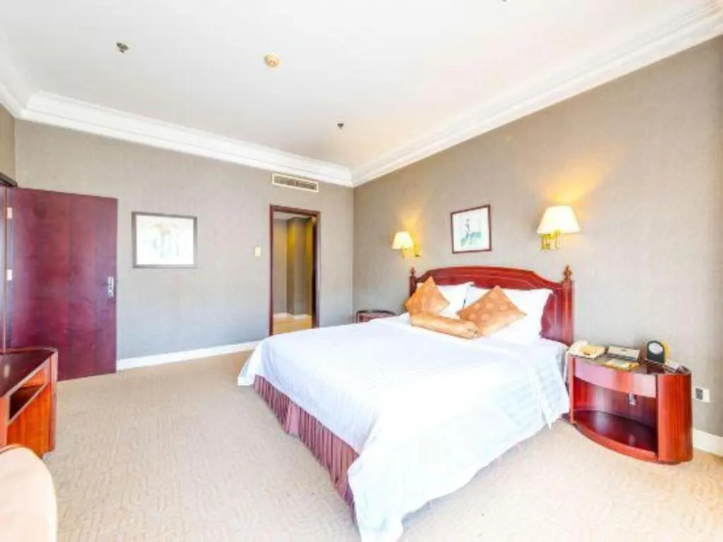 Bed in Jinjiang Hotel Qianan