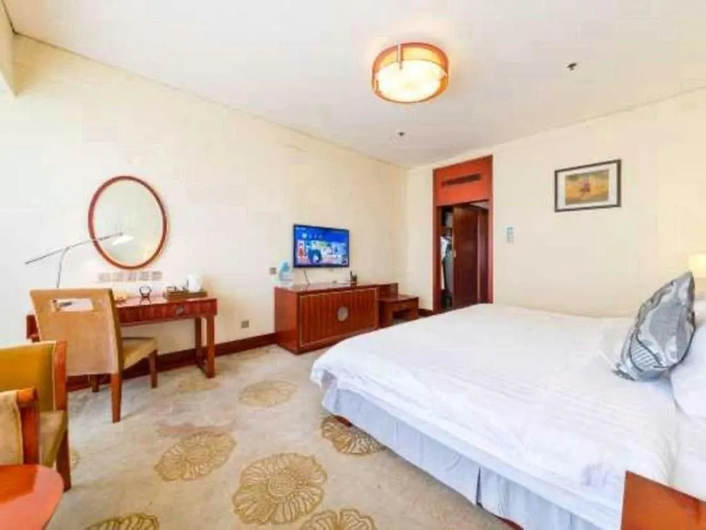 Bed in Jinjiang Hotel Qianan