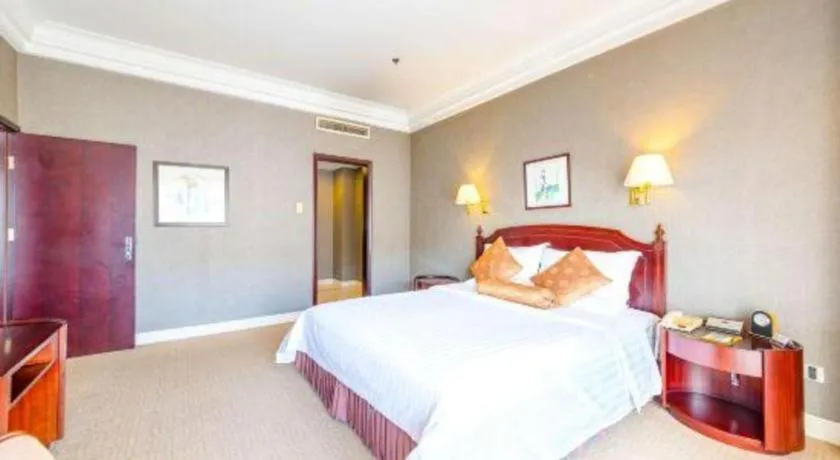 Bed in Jinjiang Hotel Qianan