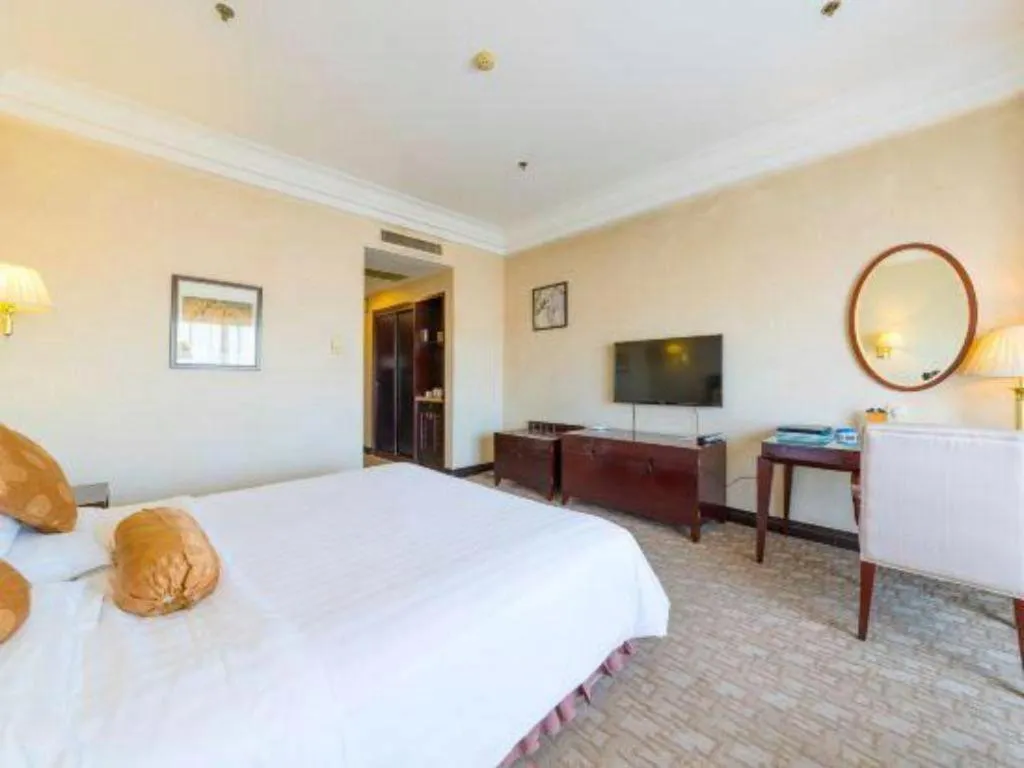 Bed in Jinjiang Hotel Qianan