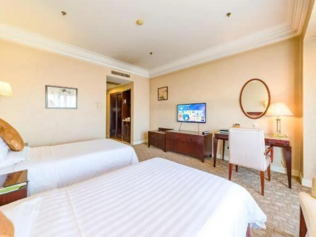 Bed in Jinjiang Hotel Qianan