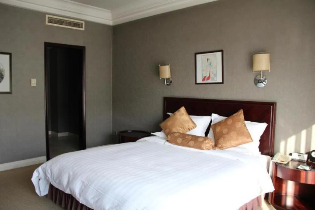 Bed in Jinjiang Hotel Qianan