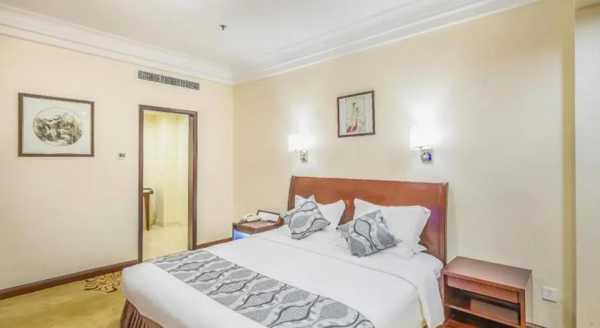 Bed in Jinjiang Hotel Qianan