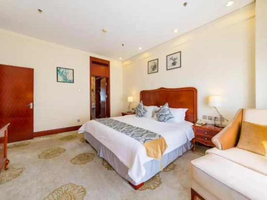 Bed in Jinjiang Hotel Qianan