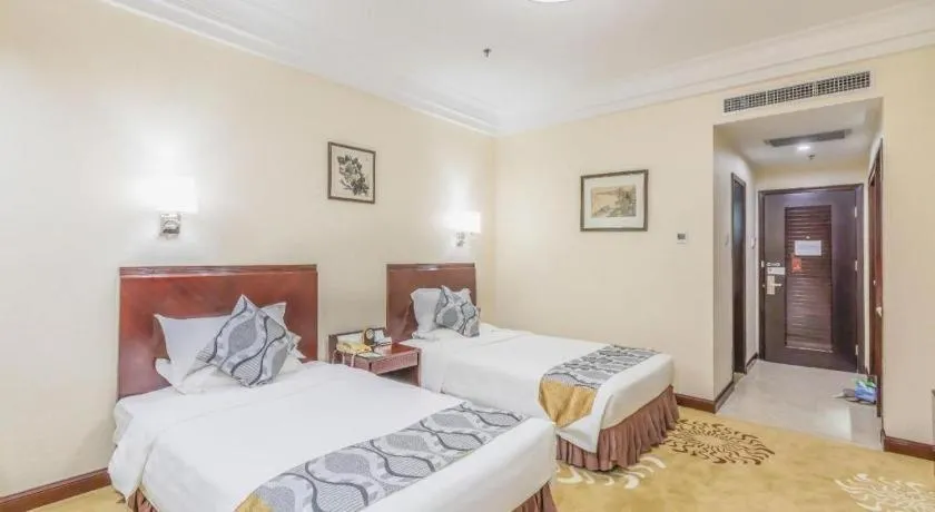 Bed in Jinjiang Hotel Qianan