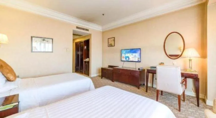 Bed in Jinjiang Hotel Qianan