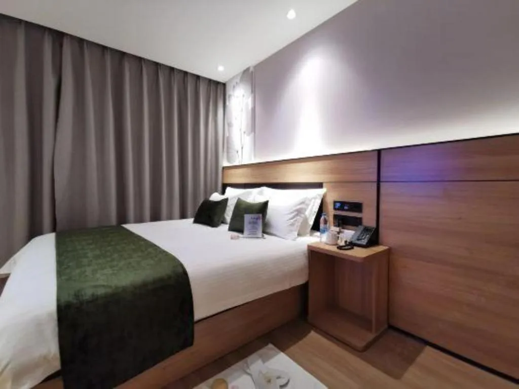 Bed in Green Tree Inn Express Shanghai Bund Yuyuan Xiaonanmen Metro Station