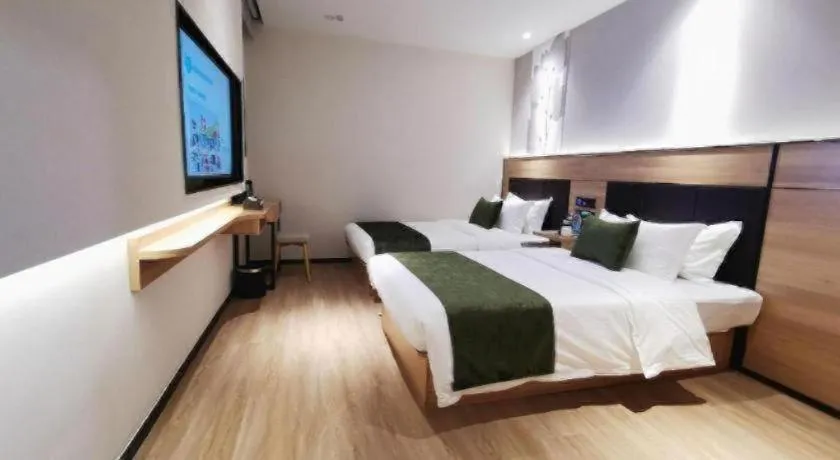 Bed in Green Tree Inn Express Shanghai Bund Yuyuan Xiaonanmen Metro Station