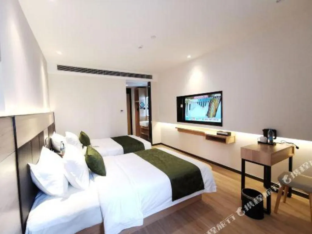 Bed in Green Tree Inn Express Shanghai Bund Yuyuan Xiaonanmen Metro Station