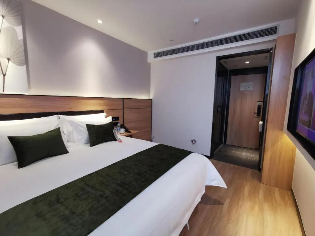 Bed in Green Tree Inn Express Shanghai Bund Yuyuan Xiaonanmen Metro Station