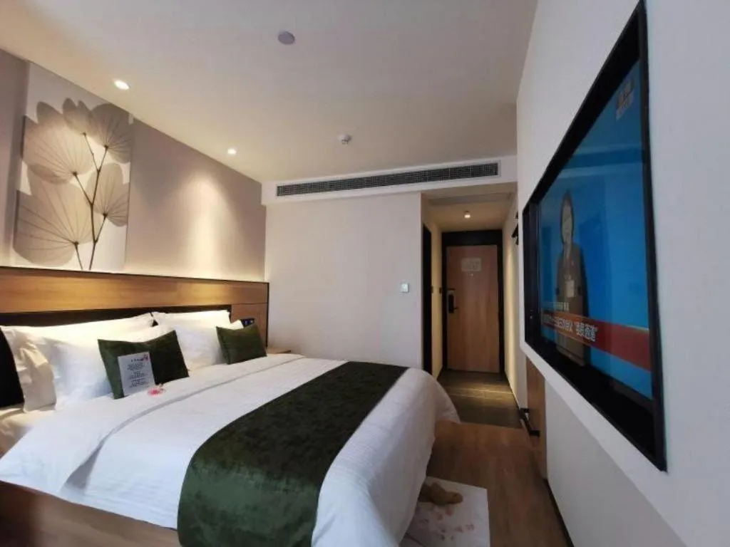 Bed in Green Tree Inn Express Shanghai Bund Yuyuan Xiaonanmen Metro Station