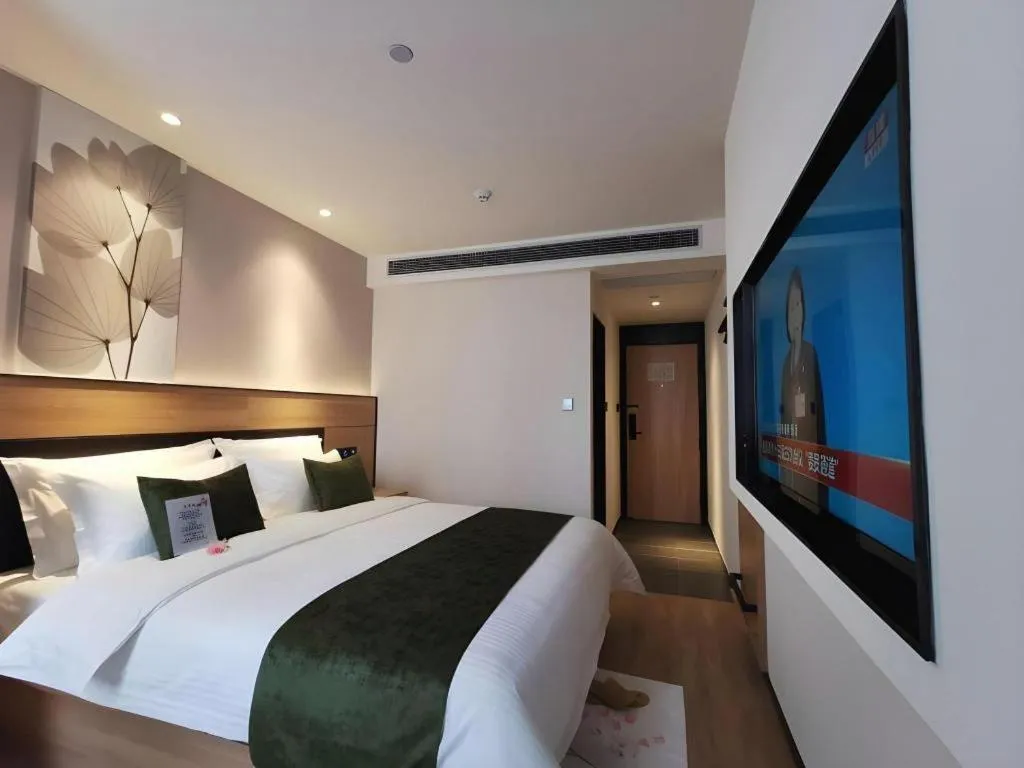 Bed in Green Tree Inn Express Shanghai Bund Yuyuan Xiaonanmen Metro Station