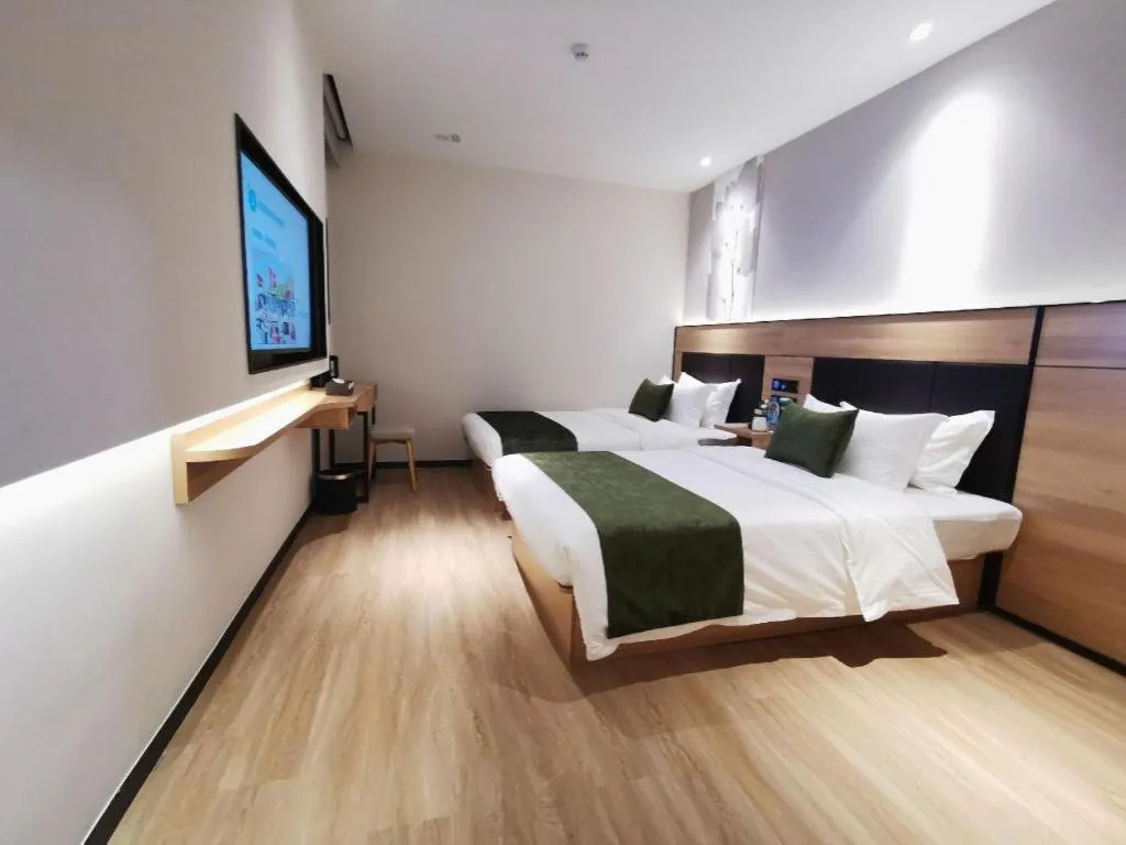 Bed in Green Tree Inn Express Shanghai Bund Yuyuan Xiaonanmen Metro Station