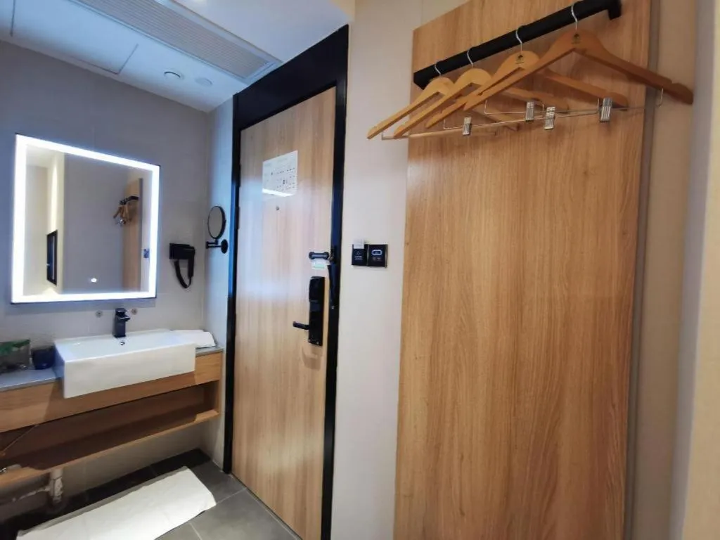 Green Tree Inn Express Shanghai Bund Yuyuan Xiaonanmen Metro Station