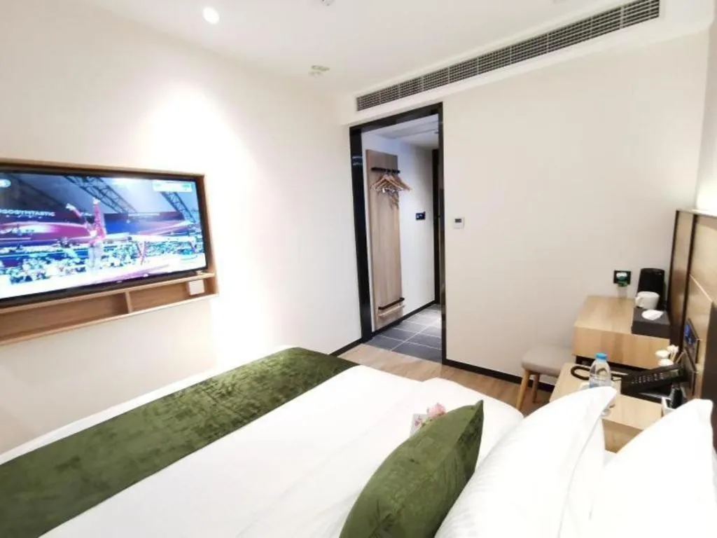 Bed in Green Tree Inn Express Shanghai Bund Yuyuan Xiaonanmen Metro Station