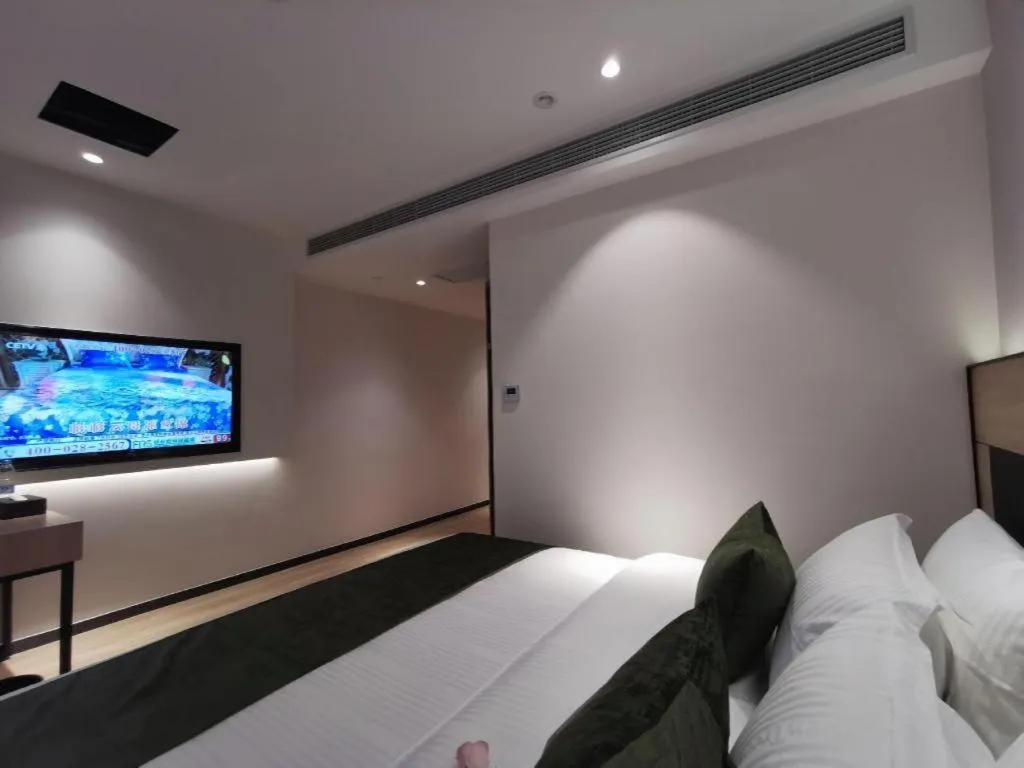 Bed in Green Tree Inn Express Shanghai Bund Yuyuan Xiaonanmen Metro Station