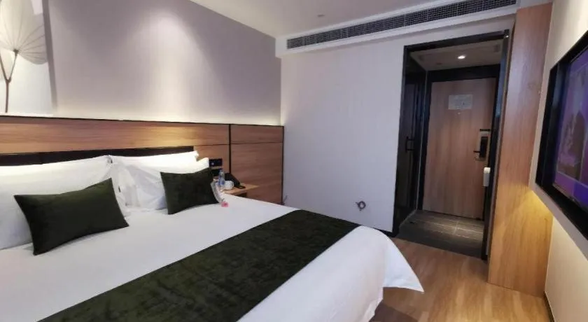 Bed in Green Tree Inn Express Shanghai Bund Yuyuan Xiaonanmen Metro Station