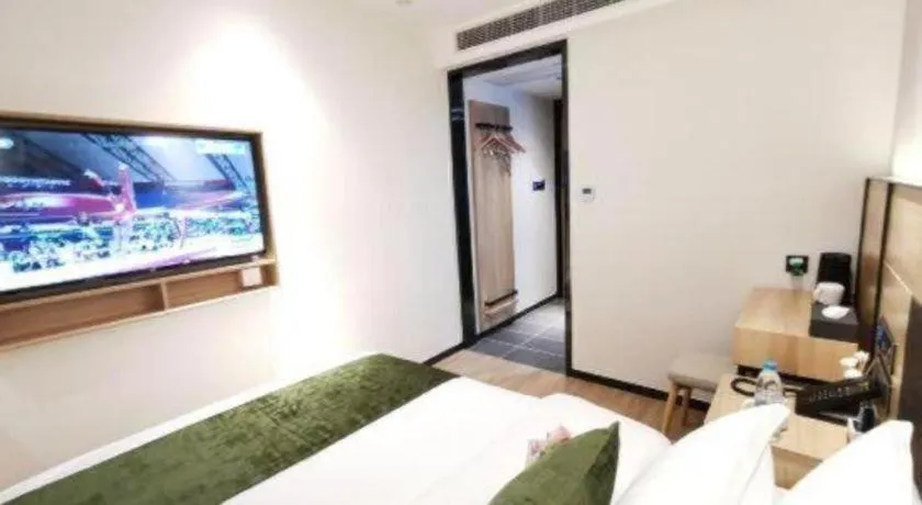 Bed in Green Tree Inn Express Shanghai Bund Yuyuan Xiaonanmen Metro Station