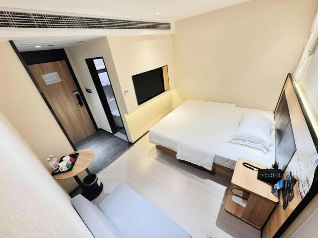 Bed in Green Tree Inn Express Shanghai Bund Yuyuan Xiaonanmen Metro Station