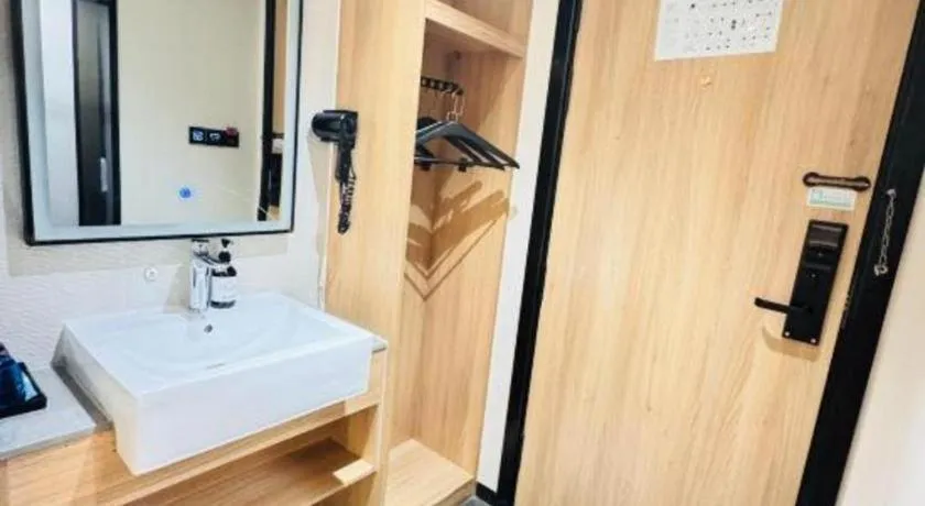 Green Tree Inn Express Shanghai Bund Yuyuan Xiaonanmen Metro Station