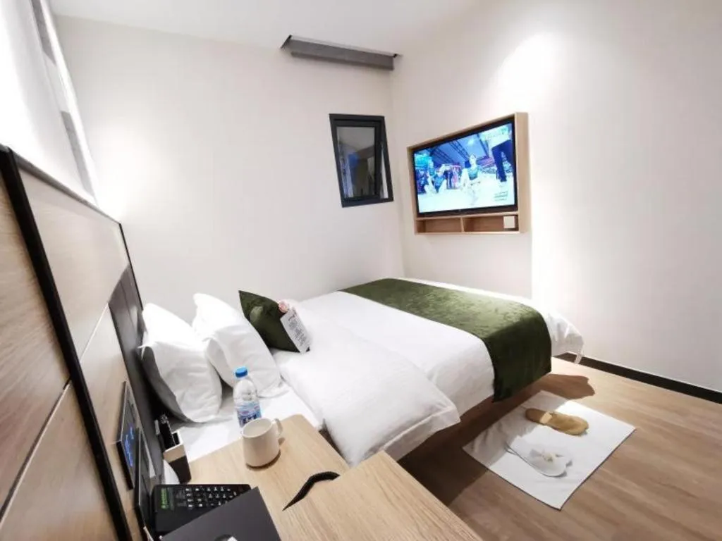 Bed in Green Tree Inn Express Shanghai Bund Yuyuan Xiaonanmen Metro Station