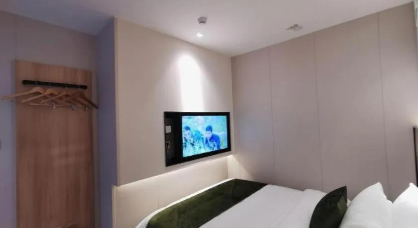 Bed in Green Tree Inn Express Shanghai Bund Yuyuan Xiaonanmen Metro Station