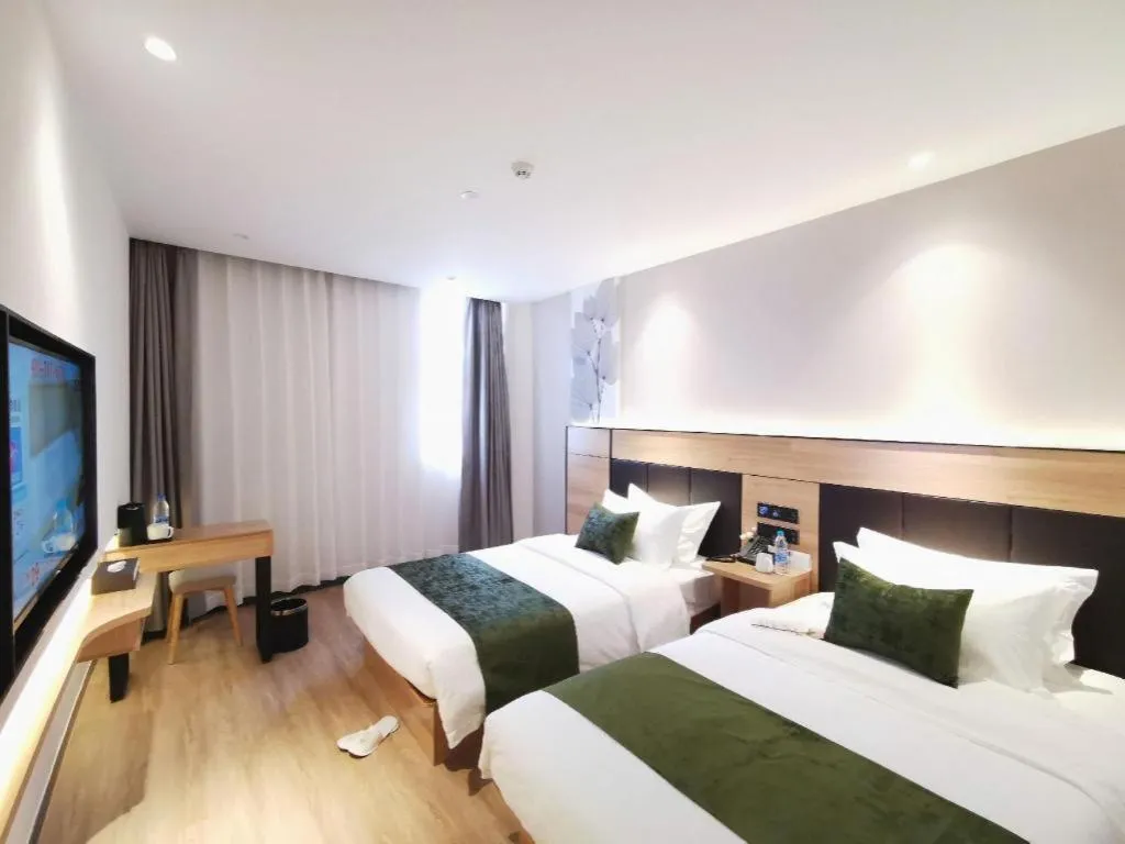 Bed in Green Tree Inn Express Shanghai Bund Yuyuan Xiaonanmen Metro Station