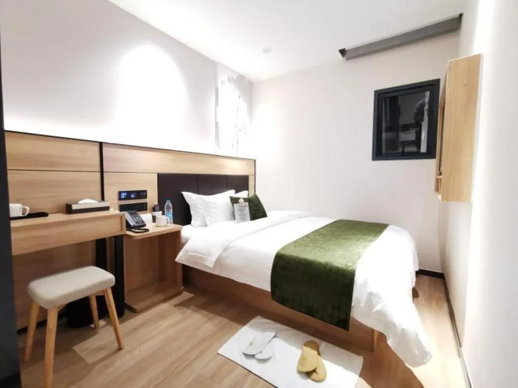 Bed in Green Tree Inn Express Shanghai Bund Yuyuan Xiaonanmen Metro Station