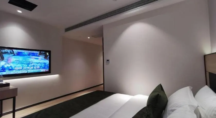 Bed in Green Tree Inn Express Shanghai Bund Yuyuan Xiaonanmen Metro Station