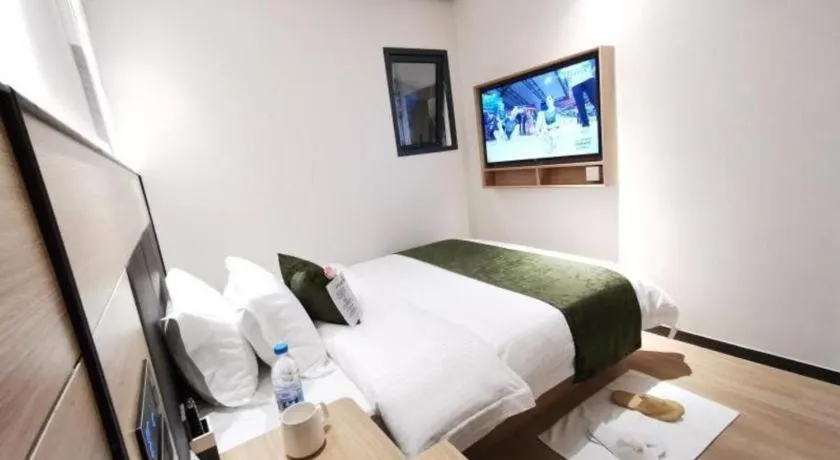 Bed in Green Tree Inn Express Shanghai Bund Yuyuan Xiaonanmen Metro Station