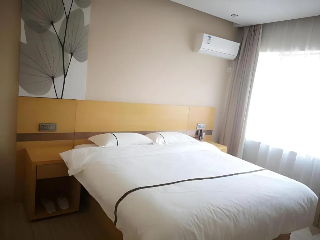 Bed in GreenTree Inn Express Shanghai Baoshan District Youyi Road Metro Station