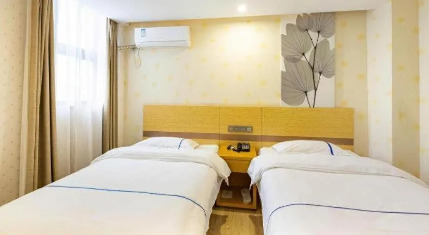 Bed in GreenTree Inn Express Shanghai Baoshan District Youyi Road Metro Station