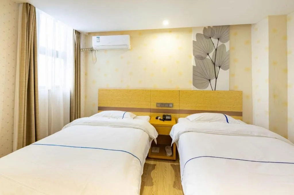 Bed in GreenTree Inn Express Shanghai Baoshan District Youyi Road Metro Station