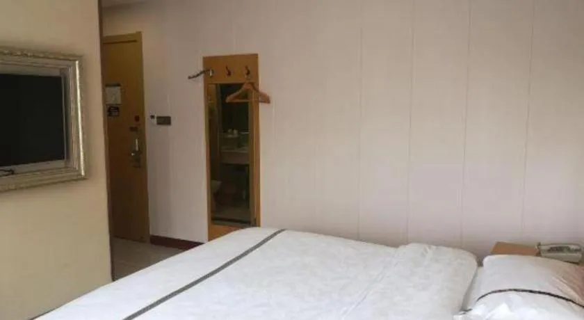 Bed in GreenTree Inn Express Shanghai Baoshan District Youyi Road Metro Station