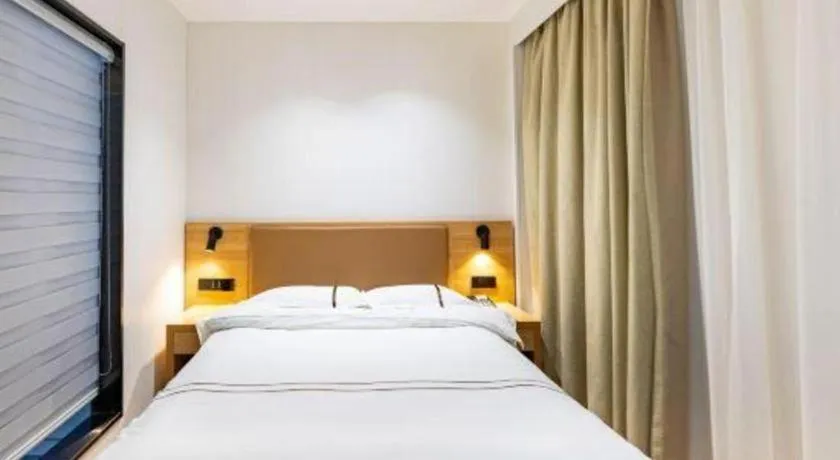 Bed in GreenTree Inn Express Shanghai Baoshan District Youyi Road Metro Station