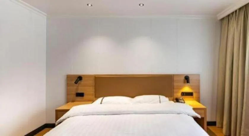 Bed in GreenTree Inn Express Shanghai Baoshan District Youyi Road Metro Station