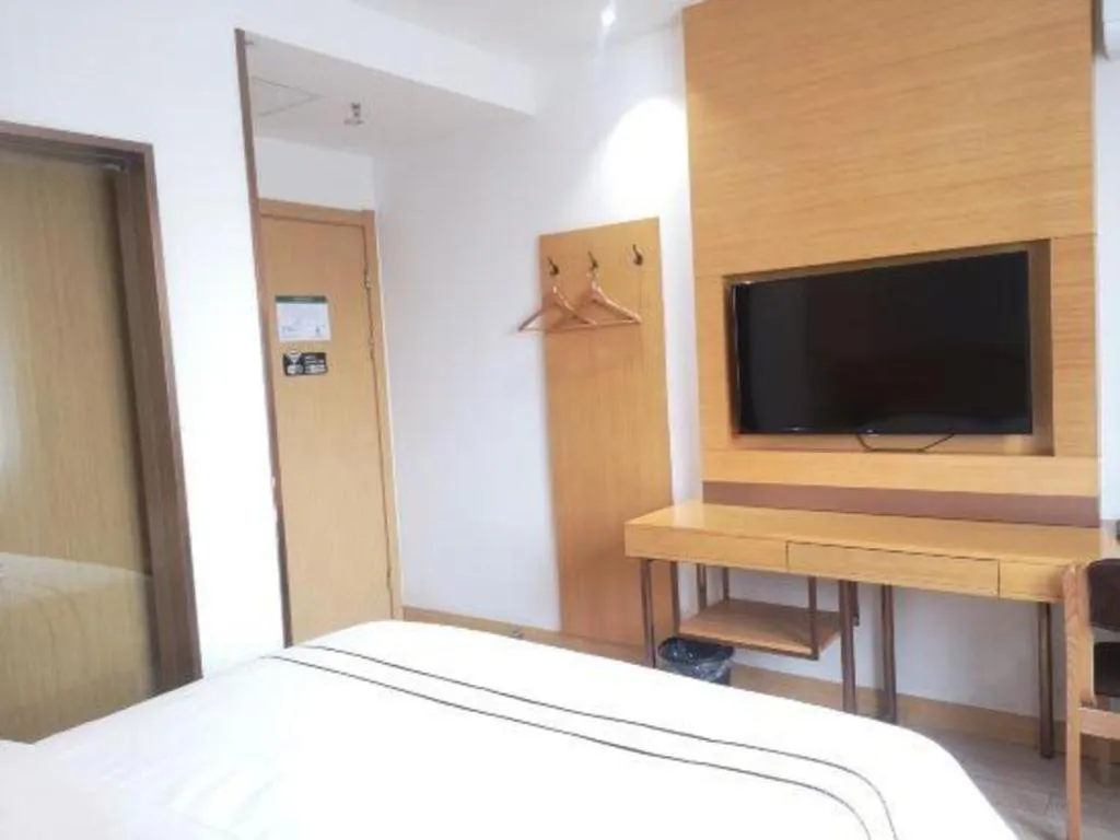 Bed in GreenTree Inn Express Shanghai Baoshan District Youyi Road Metro Station