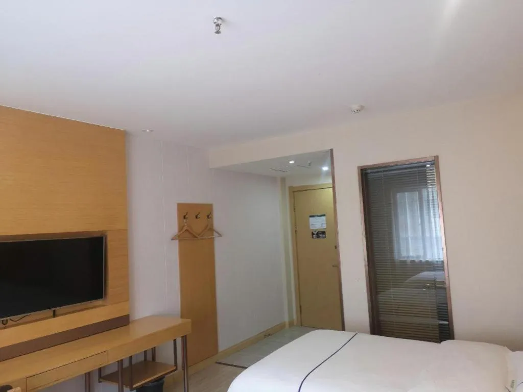 Bed in GreenTree Inn Express Shanghai Baoshan District Youyi Road Metro Station