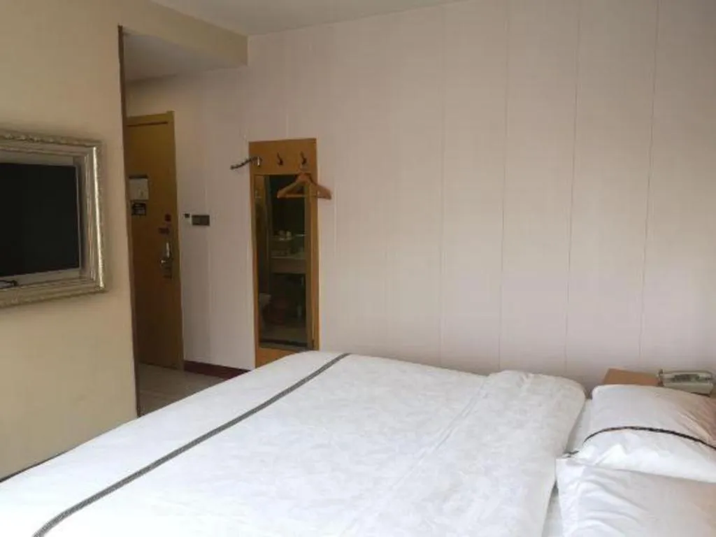 Bed in GreenTree Inn Express Shanghai Baoshan District Youyi Road Metro Station