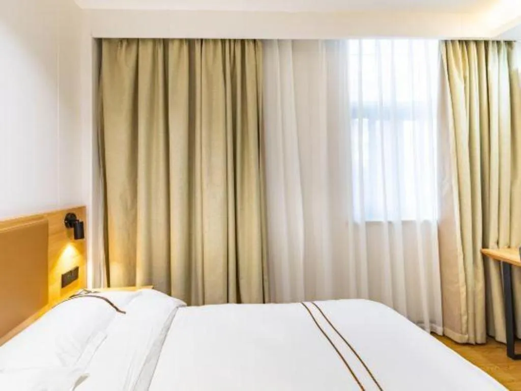 Bed in GreenTree Inn Express Shanghai Baoshan District Youyi Road Metro Station