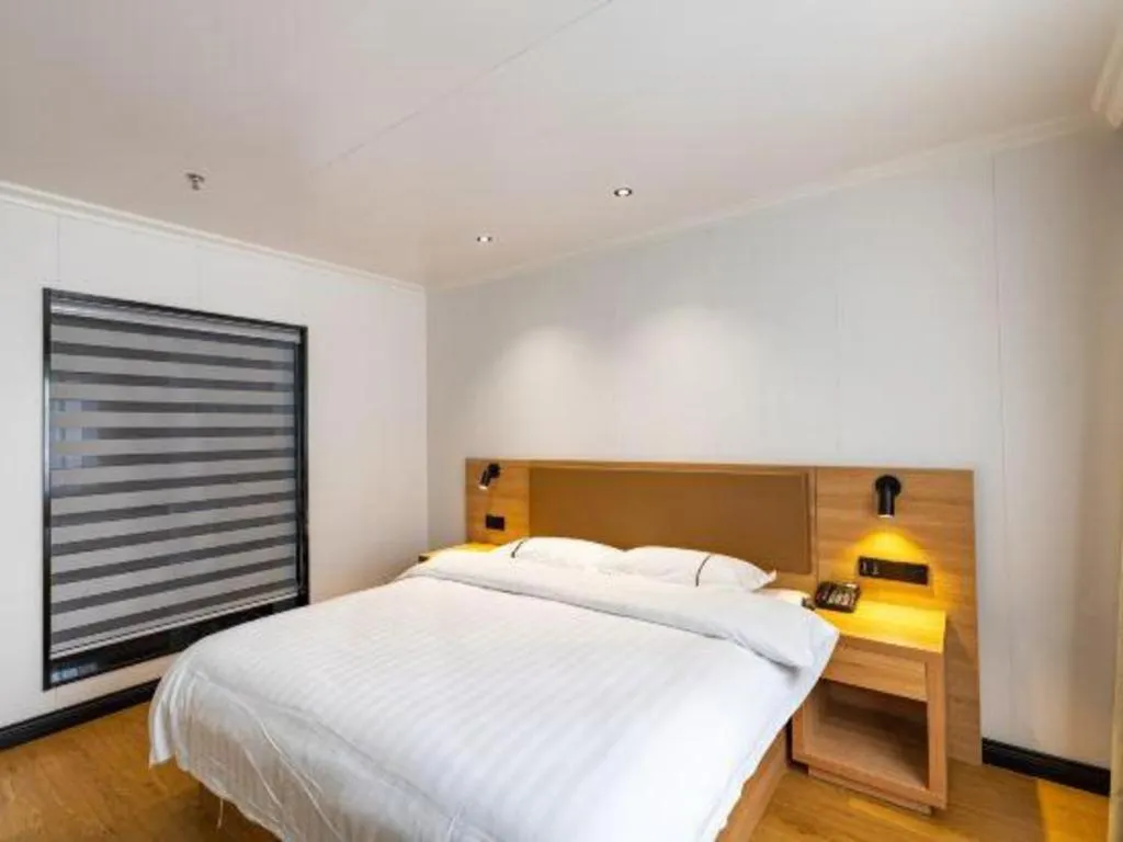 Bed in GreenTree Inn Express Shanghai Baoshan District Youyi Road Metro Station